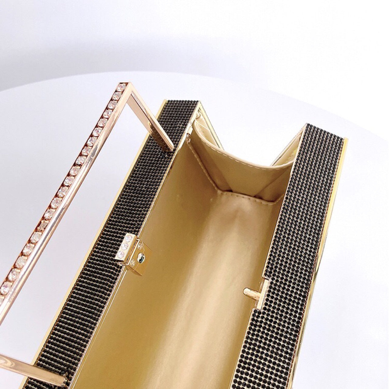 Women Retro Radio Shape BoomBox Crossbody Bag Rhinestone Metal Vintage Evening Clutch Purses